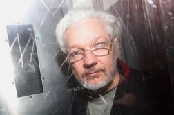 Britansko sodišče: Julian Assange ostaja v priporu