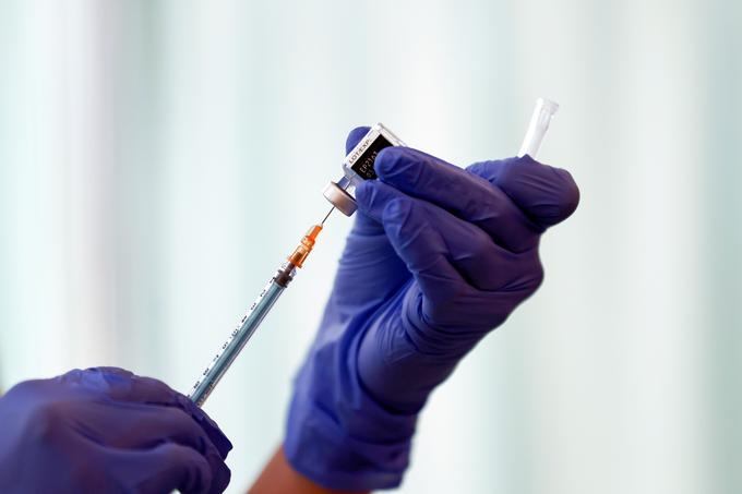 Cepivo Pfizerja in Moderne je več kot 90-odstotno učinkovito do šest mesecev po cepljenju z obema odmerkoma, vendar pa za naprej ni dovolj podatkov. | Foto: Reuters
