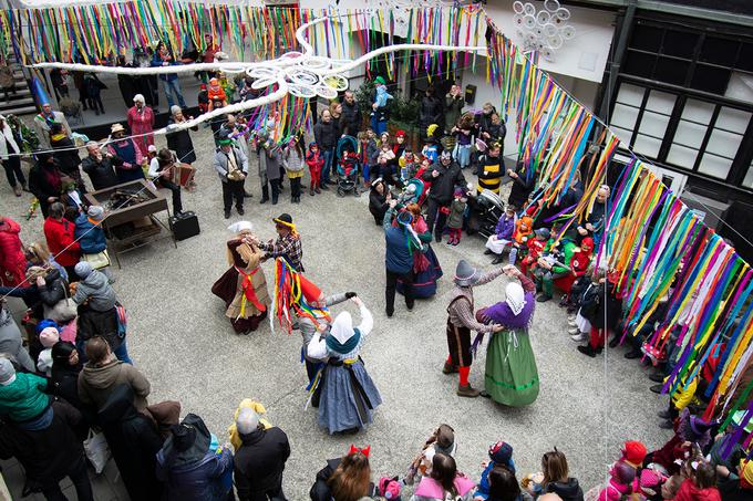 Pust Vetrinjski! Za srečo in mir! je obarvan etnološko. Štajerski pustni plesi so pomemben del dogajanja. | Foto: Domen Rupnik
