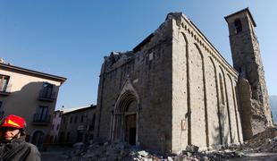 Že 290 žrtev potresa v Italiji. To so posnetki porušenih mest. #foto #video