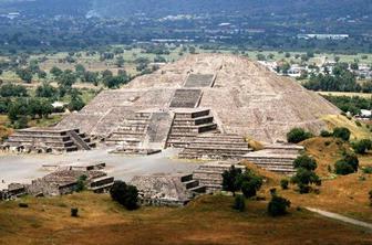 Teotihuacan s Sončevo in Lunino piramido