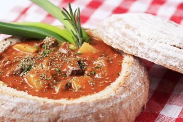 Praznični recept: Krompirjev paprikaš s svinjskimi rebri 