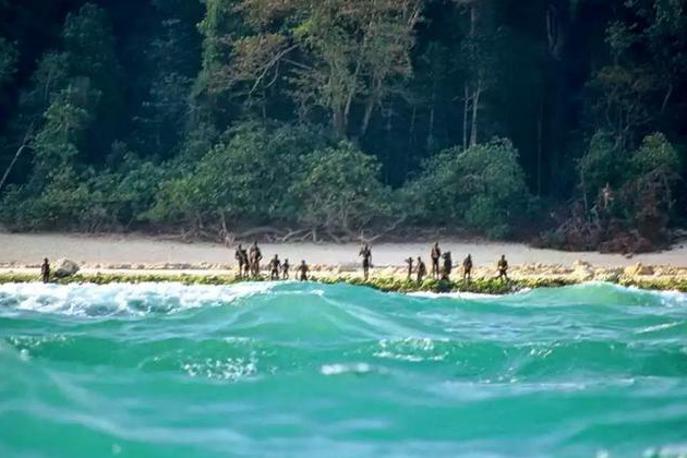 domorodci | Sentinelci so leta 2006 ubili dva ribiča, katerih čoln je pomotoma naplavilo na otok, medtem ko sta spala. Po cunamiju leta 2004 pa je indijska obalna straža s helikopterjem preletela območje in posnela nekaj fotografij, na katerih se vidi, kako pripadniki plemena s plaže streljajo proti helikopterju. | Foto Google maps
