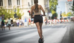 Število prometnih nesreč z e-skiroji narašča, poškodbe vse hujše