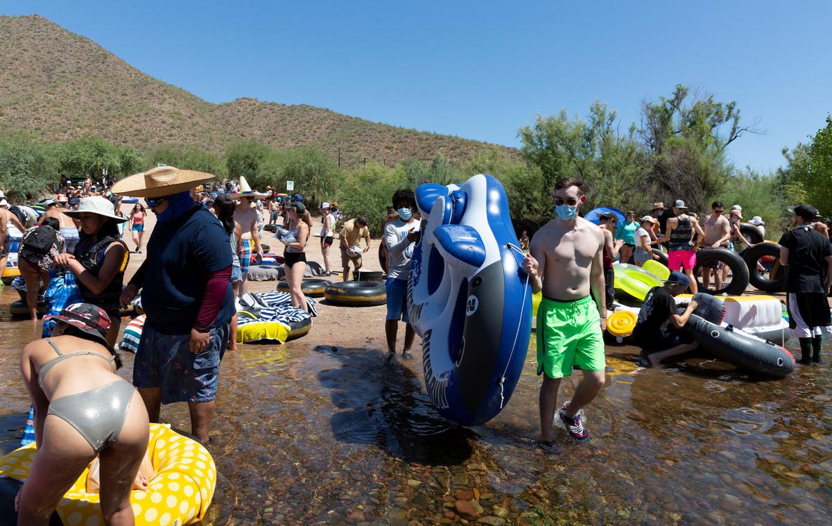 ZDA | Množica med zabavo v vodi na reki Salt River v zvezni državi Arizona.  | Foto Reuters