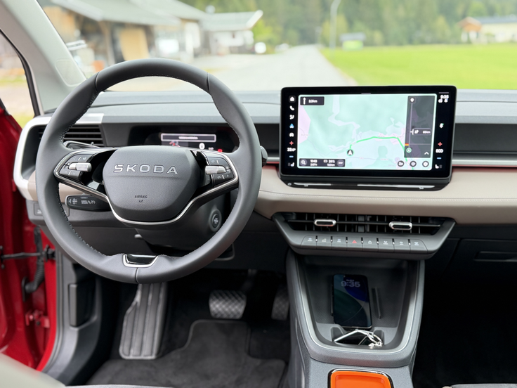 Ergonomsko dobro zasnovan voznikov prostor, kjer pa nekatere rešitve zaostajajo za zadnjimi Volkswagnovimi (ID. Polo, ID.cross) smernicami.  | Foto: Gregor Pavšič