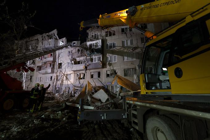 V odzivu na napad je Zelenski ruske sile ponovno obtožil obstreljevanja civilne infrastrukture in "pobijanja ljudi sredi belega dne", poroča francoska tiskovna agencija AFP. | Foto: Reuters