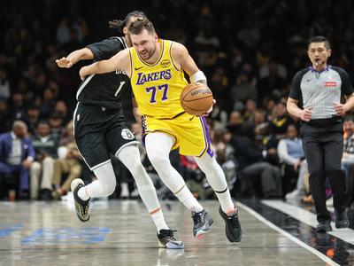 Dončićev večer: priznanje lige NBA, zmaga in vrnitev velikega prijatelja