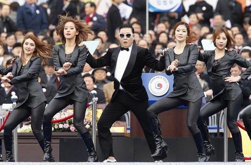 Psy z novo pesmijo Gentleman v zanj značilnem slogu