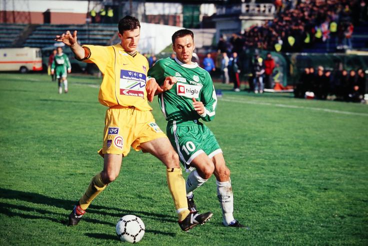 Sprva je bil vajen v Sloveniji igrati večne derbije v zeleno-belem dresu, od leta 1998 naprej pa je največji praznik slovenskega klubskega nogometa igral v dresu Maribora. | Foto: Aleš Fevžer