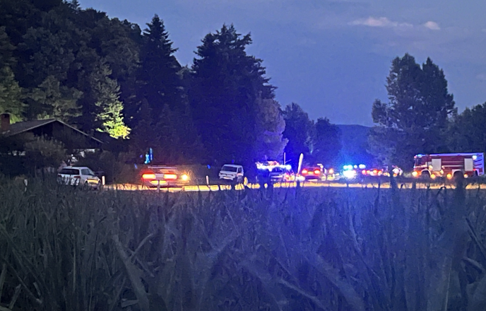 Obsežen požar pri Ljubljani: evakuirali stanovalce, požar omejili #foto
