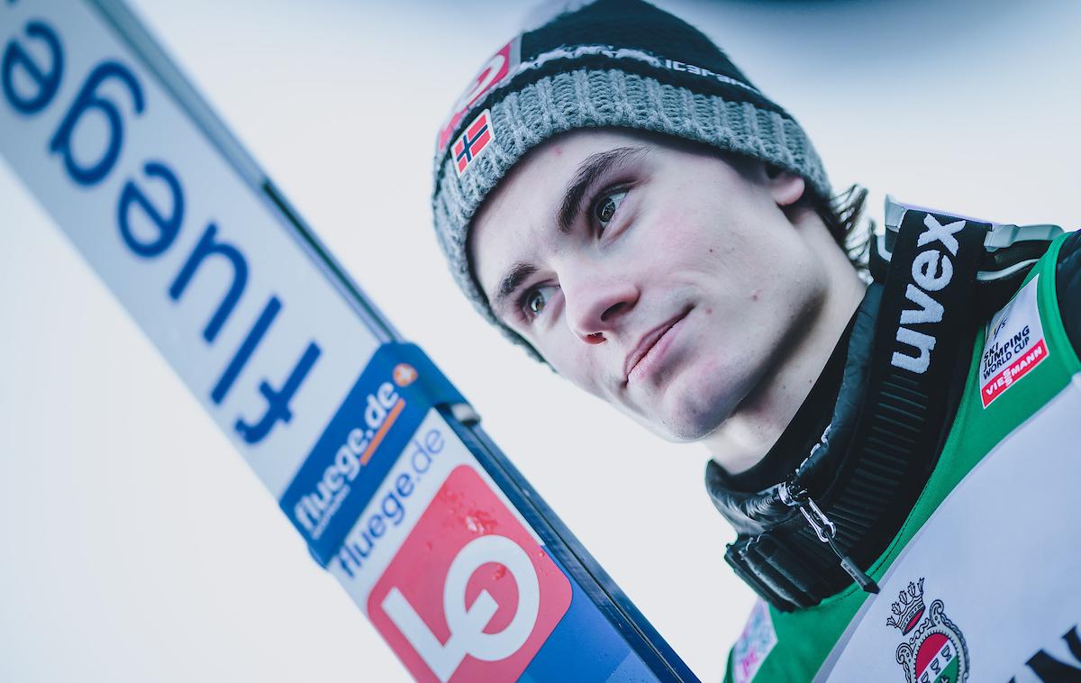Marius Lindvik | Marius Linvdik, ki je na prvi tekmi novoletne turneje končal na stopničkah, na drugi in tretji postaji ne bo skakal, saj ima težave z zobmi. | Foto Sportida