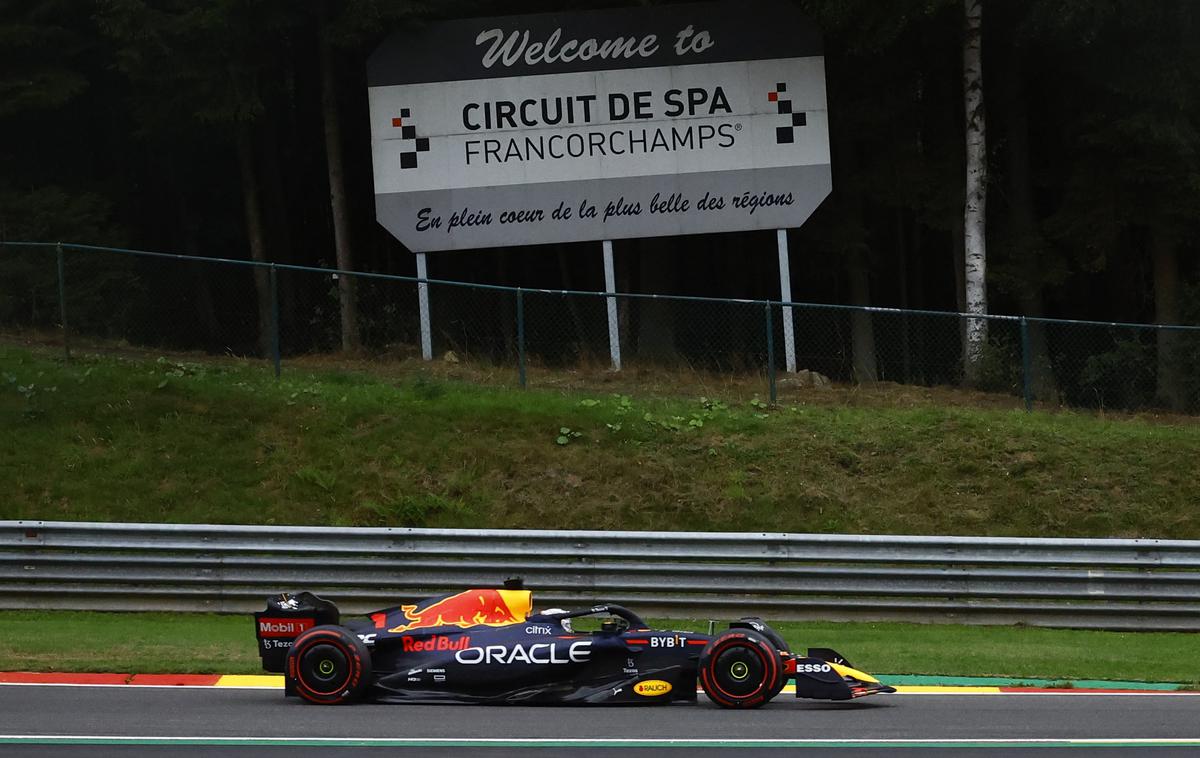 Max Verstappen | Max Verstappen je zablestel na drugem prostem treningu v Spaju, a bo nedeljsko dirko začel iz ozadja. | Foto Reuters