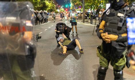 Policijsko nasilje v Srbiji: "Odgovorili so mi, da ga peljejo na streljanje"