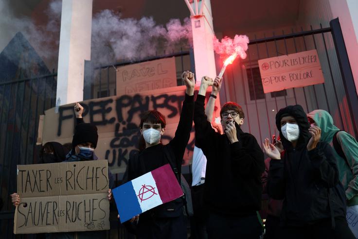 Zamaskirani dijaki blokirajo vhod v srednjo šolo Lycee Maurice Ravel v Parizu v okviru dneva vsedržavnih stavk in protestov, skupaj s podporniki gibanja Bloquons Tout (Blokirajmo vse). Slogan se glasi Blokirajte svojo srednjo šolo proti varčevanju.  | Foto: Reuters