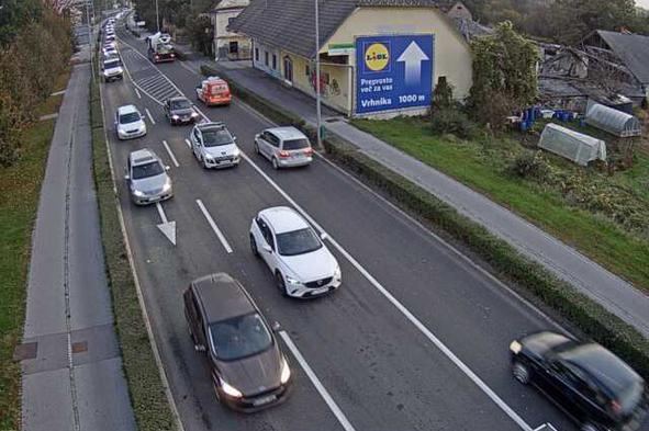 Med Vrhniko in Logatcem goreče vozilo ovira promet
