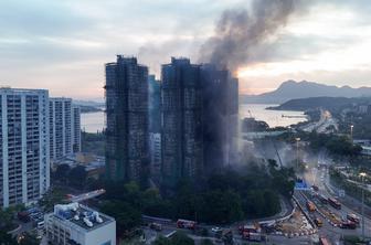 Požar v Hongkongu še divja, število smrtnih žrtev in pogrešanih narašča #video