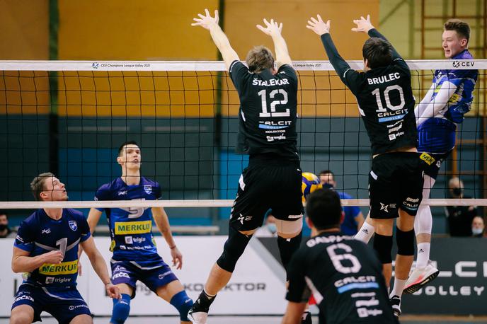 Calcit Volley - Maribor | Kamničani so v napeti zaostali tekmi 9. kroga 1. DOL premagali Mariborčane. Ti so končali 15 tekem trajajoč zmagoviti niz. | Foto Klemen Brumec