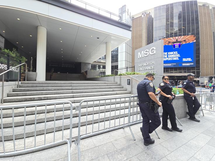 Policisti varujejo Madison Square Garden, medtem ko potekajo priprave na morebitno poroko Taylor Swift. | Foto: Profimedia