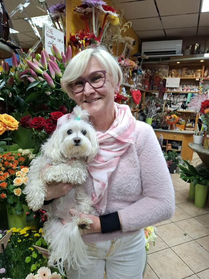 Andreja Lanišek s psičko Ajo stiska pesti za sina Anžeta Laniška, obenem pa želi ostati mirna. | Foto: R. P.