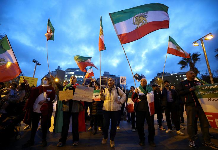Protesti, ki so se začeli 28. decembra, so se iz Teherana razširili po vsej državi, varnostne sile pa jih nasilno zatirajo. | Foto: Reuters