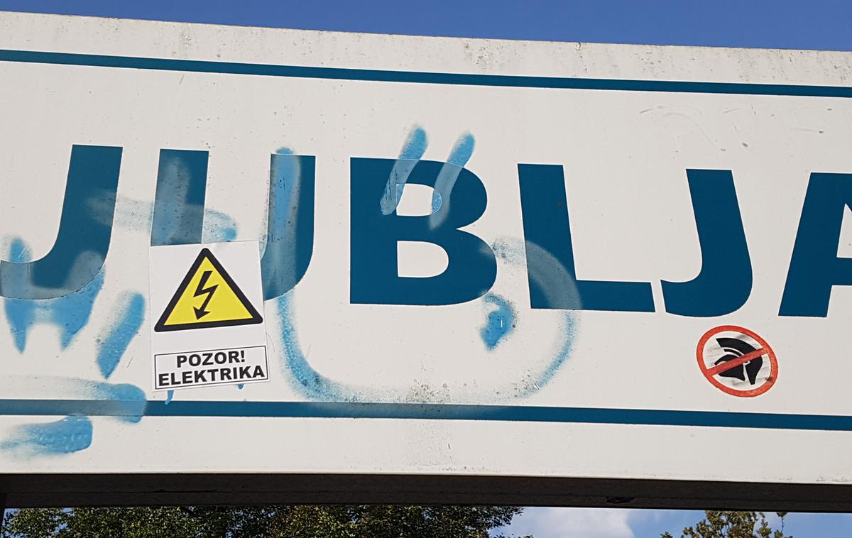 znak, grafiti, nalepke, železnice | Foto Srdjan Cvjetović