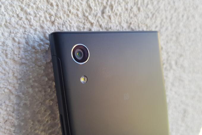 Senzor fotoaparata pametnega telefona Sony Xperia XA1 ima 23 milijonov slikovnih pik, kar je celo več od premijskega modela Xperia XZ Premium.  | Foto: Matic Tomšič
