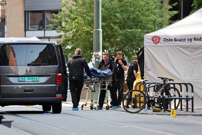 Po poročanju časopisa Aftenposten so policiji pri pridržanju napadalca pomagali tudi civilisti. | Foto: Reuters