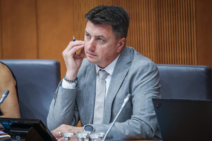Robert Potnik | V luči navedenega je Potnik tako ocenil, da predlagana točka dnevnega reda ne sodi v delovno področje odbora DZ za gospodarstvo, zato "seja s predlagano točko dnevnega reda ne bo sklicana". | Foto Daniel Novakovič/STA