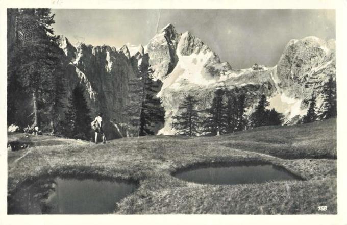 Ena najbolj znanih upodobitev Jalovca, posneta s Slemenove špice. Razglednica je bila odposlana 9. septembra 1931. | Foto: Kamra.si