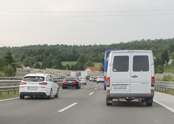 Kolono po zakonu sestavljajo vsaj tri vozila, ki so na takšni medsebojni razdalji, da je ravnanje voznikov v medsebojni odvisnosti. | Foto: Siol.net/ A. P. K.