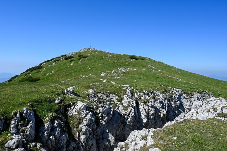 Zadnji metri po državni meji do Kordeževe glave, najvišjega vrha Pece. | Foto: Matej Podgoršek