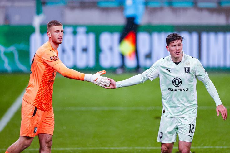 Matevž Dajčar je ohranil mrežo nedotaknjeno. | Foto: Aleš Fevžer