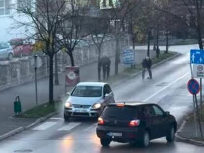 Oborožen rop zlatarne v Kalesiji: Enega od roparjev našli mrtvega, truplo naj bi odvrgli iz vozila