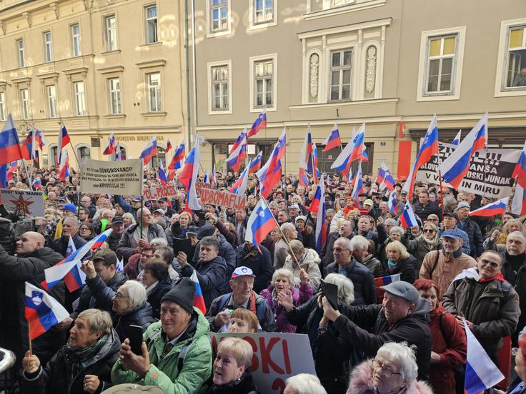 Protestni shod podpornikov Janeza Janše pred sodiščem v Celju. | Foto: STA