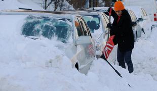 Sneženje terjalo žrtev na Japonskem, težave tudi v ZDA