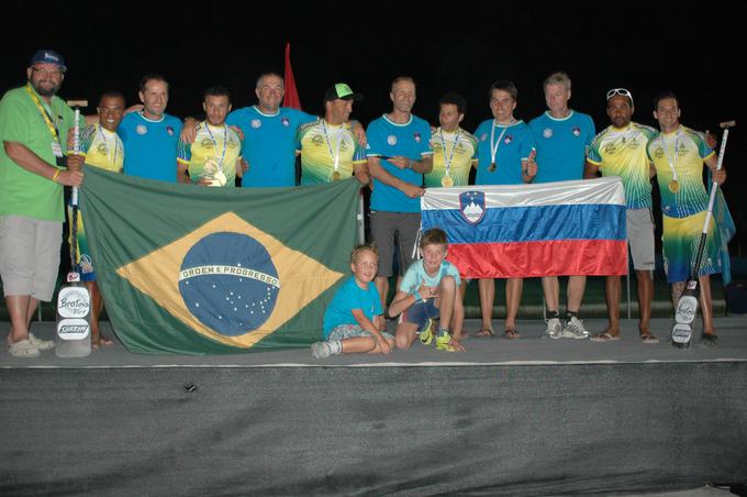 Ekipo Bobrov je za skupinsko fotografiranje prosila brazilska ekipa Bozo D Agua, ki zadnja leta zmaguje na svetovnih prvenstvih. | Foto: 