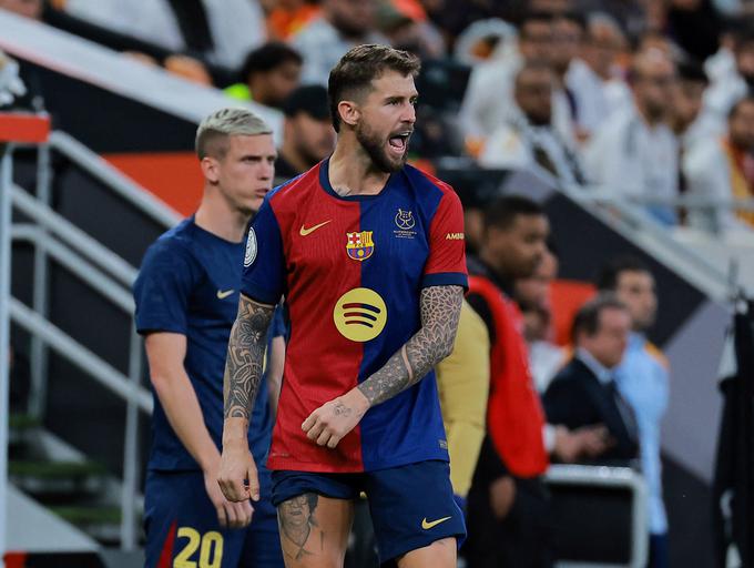 Inigo Martinez ta mesec ne bo več mogel pomagati soigralcem pri Barceloni. | Foto: Reuters