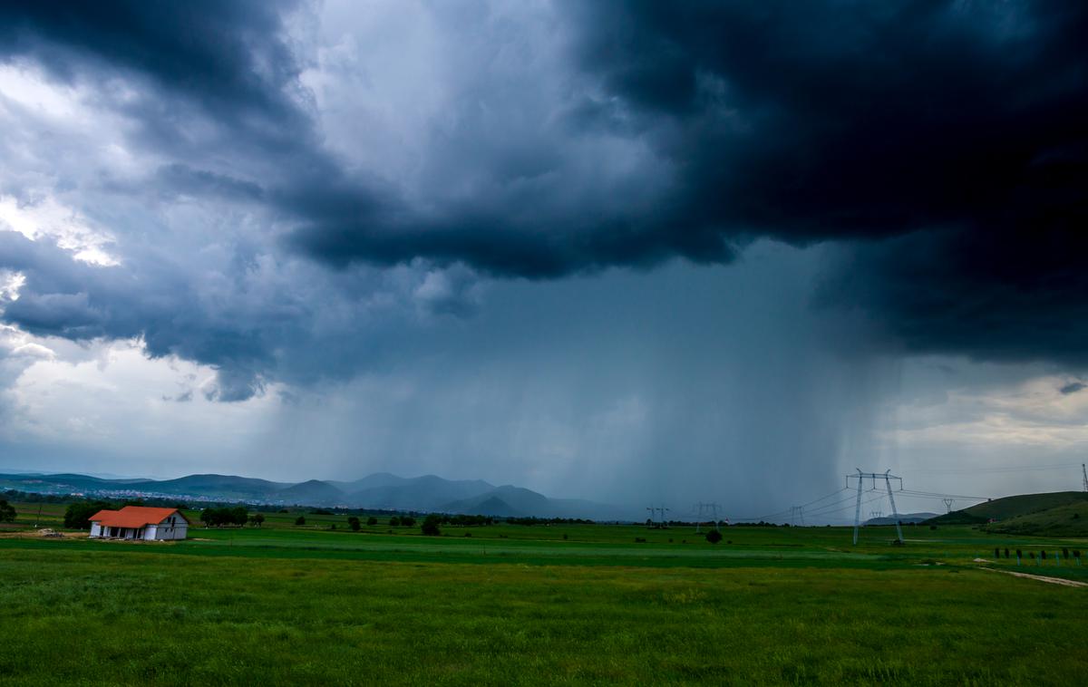 nevihta, neurje, dež | Oranžni alarm velja za zahodno in severovzhodno Slovenijo od današnjega popoldneva do prvih petkovih jutranjih ur, ko bo večjih padavin konec. Vir: Arso. | Foto Shutterstock