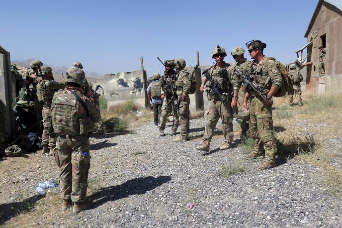 Ameriški vojaki v Afganistanu | Koalicija pod vodstvom ZDA je včeraj sporočila, da je začasno ustavila aktivnosti v boju proti IS v Iraku, kjer ameriške sile urijo lokalne vojake. Kot razlog je navedla dejstvo, da so zeleno cono v Bagdadu, kjer je med drugim ameriško veleposlaništvo v Iraku, ter oporišče, kjer so nameščene ameriške sile, v soboto zadele rakete. | Foto Reuters