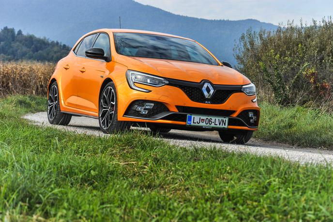 Renault megane RS | Novega renault megana RS smo zapeljali tudi na makadamske ceste v okolici Iga pri Ljubljani. Tam se je pred 40 leti začela ena najbolj slavnih in odmevnih dirk v Sloveniji, ki so močno dvigovale tudi prepoznavnost Renaultovih avtomobilov. | Foto Gašper Pirman