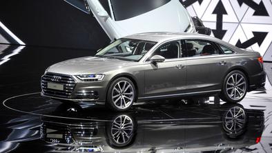 Audi A8 – zna voziti sam, masira noge in zgladi luknje na cesti #foto