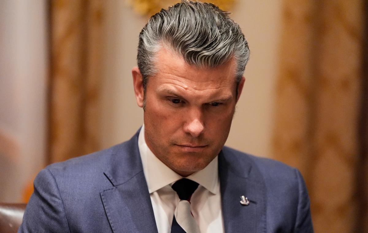 Minister | Ameriški obrambni minister (zadnje čase imenovan tudi vojni minister) Pete Hegseth s svojimi nastopi pogosto dviga prah. Tokrat mu je to uspelo s kravato. | Foto Guliverimage
