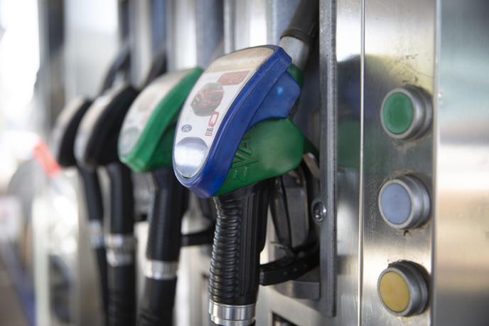 V veljavo je stopil pogoj PCT pri točenju goriva. Petrol. Bencin. Bencinski servis Covid | Pri Financah izpostavljajo, da trenutno točimo dražji 95-oktanski bencin kot pred letom dni, ko je liter stal 1,482 evra, a bistveno cenejši dizel, pred letom dni je bil liter namreč dražji za kar deset centov. | Foto Bojan Puhek