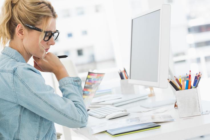 Čeprav ste zatopljeni v delo, se skušajte vsaj na vsako uro malce razmigati. | Foto: Thinkstock