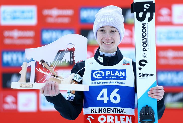 Nika Prevc je zmagovalka tekme v Klingenthalu. Tokrat je petkovo zmagovalko Nozomi Marujamo premagala za štiri točke. | Foto: Reuters