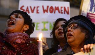 Indijski policisti naj bi mučili posiljevalce Indijke