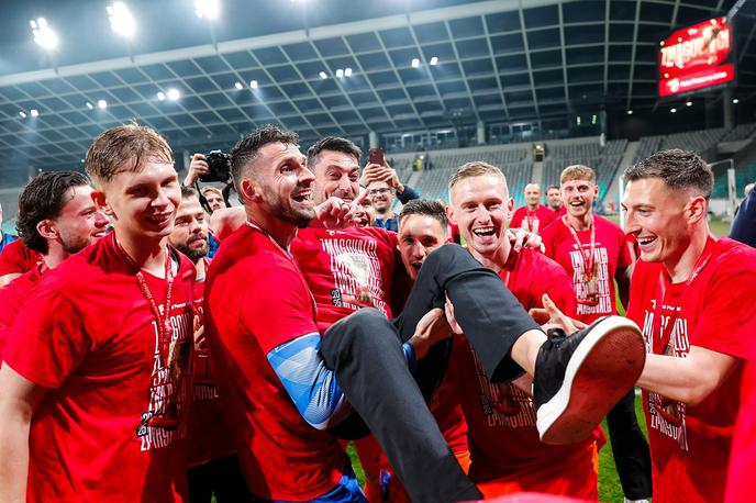 Albert Riera | Celjski trener Albert Riera je zelo priljubljen pri nogometaših. Tako so ga po zmagi v finalu pokala povzdignili v zrak, kot prva sta pri tem sodelovala kapetana Matjaž Rozman in Žan Karničnik. | Foto Aleš Fevžer