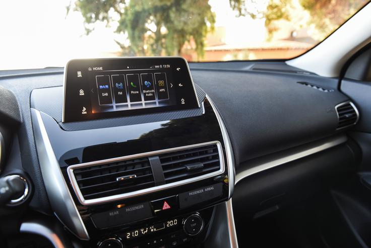 Večopravilna enota zna komunicirati s sistemoma Android Auto in Apple Carplay. | Foto: Gašper Pirman