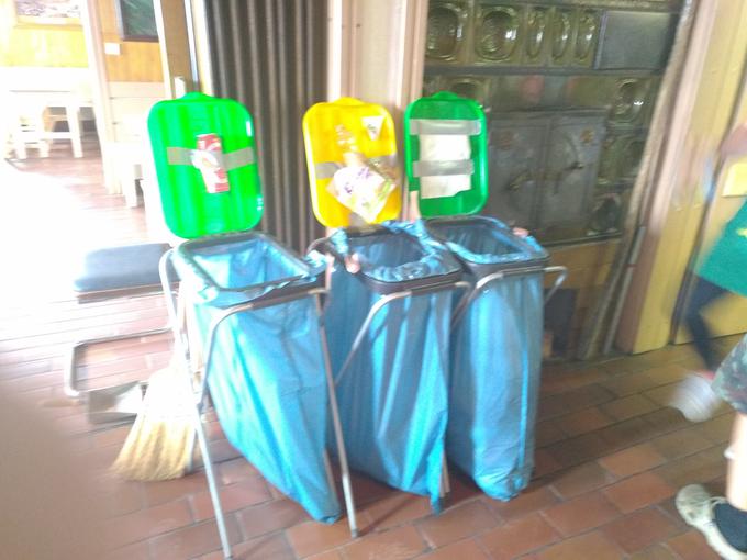 V Triglavskem domu na Kredarici so letos postavili tri smetnjake, a nekateri smeti še vedno odlagajo zunaj teh površin. | Foto: 